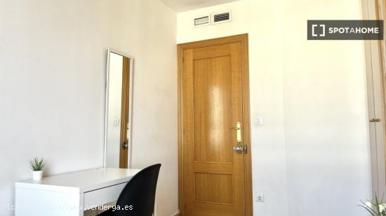 Amplia habitación en apartamento de 6 dormitorios en El Pla del Real - VALENCIA