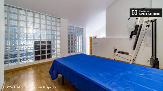 Enorme habitación en apartamento de 6 dormitorios en El Pla del Real - VALENCIA