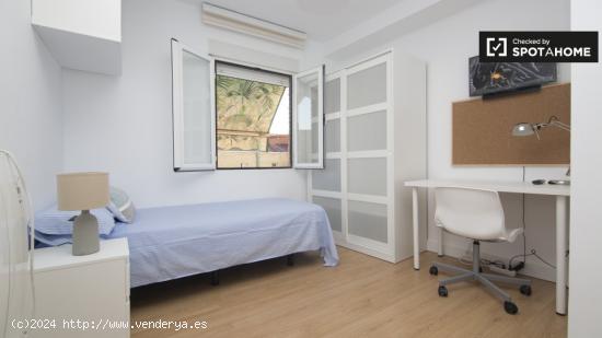 Habitación decorada con una cómoda en un apartamento de 4 dormitorios, Carabanchel - MADRID