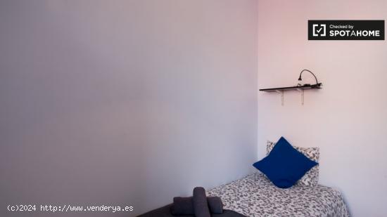 Habitación luminosa con balcón en un apartamento de 4 dormitorios, Poble Sec - BARCELONA