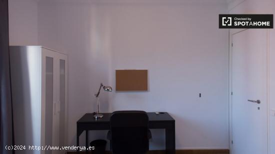 Enorme habitación con ventana con vista a la calle en un apartamento de 4 dormitorios, Poble Sec - 