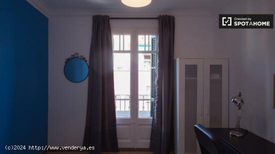 Enorme habitación con ventana con vista a la calle en un apartamento de 4 dormitorios, Poble Sec - 