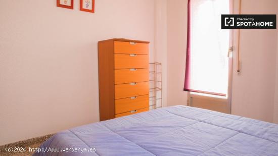 Cómoda habitación con balcón en un apartamento de 3 dormitorios, Jesús - VALENCIA