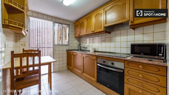 Habitación soleada con ventana con vistas a la calle en un apartamento de 5 dormitorios, Algirós -