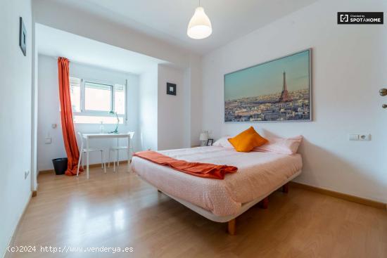 Gran habitación con una cómoda en el apartamento de 3 dormitorios, Jesús - VALENCIA