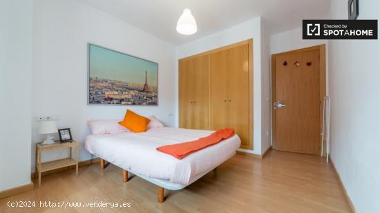 Gran habitación con una cómoda en el apartamento de 3 dormitorios, Jesús - VALENCIA