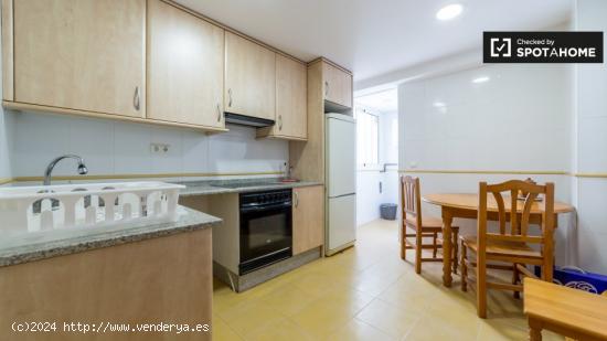 Gran habitación con una cómoda en el apartamento de 3 dormitorios, Jesús - VALENCIA