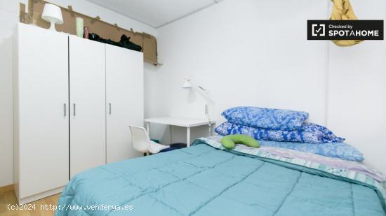 Elegante habitación con cama doble y balcón en alquiler en Centro - GRANADA