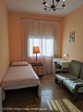  Habitación amplia con armario independiente en un apartamento de 3 dormitorios, Les Corts - BARCELO 