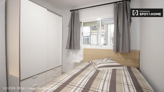 Habitación enorme con cómoda en el apartamento de 2 dormitorios, Sant Martí - BARCELONA