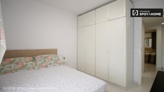 Amplia habitación con llave independiente en apartamento de 2 dormitorios, Sant Martí - BARCELONA