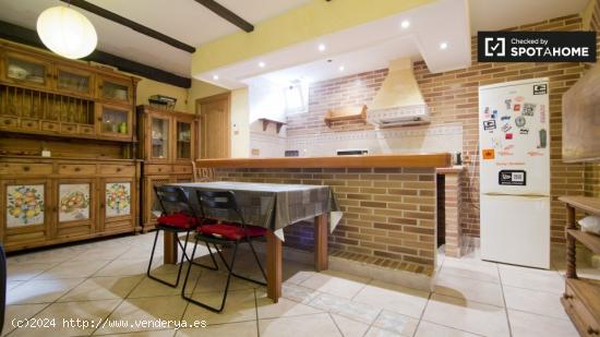 Habitación íntima con ventana en chalet de 12 dormitorios, Villaviciosa de Odón - MADRID