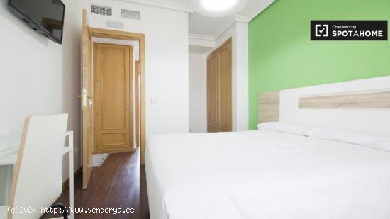 Habitación elegante con parejas permitidas en un apartamento de 5 dormitorios, Delicias - MADRID