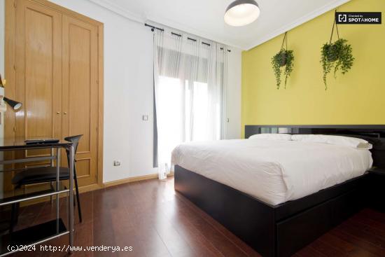  Habitación luminosa con aire acondicionado en un apartamento de 5 dormitorios, Delicias - MADRID 