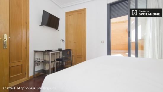 Habitación luminosa con aire acondicionado en un apartamento de 5 dormitorios, Delicias - MADRID