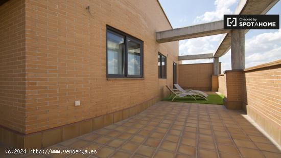 Habitación luminosa con aire acondicionado en un apartamento de 5 dormitorios, Delicias - MADRID