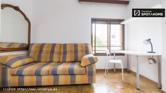 Habitación luminosa con llave independiente en apartamento de 6 dormitorios, Algirós - VALENCIA