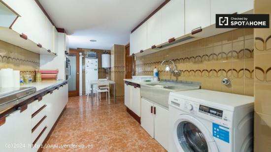 Habitación luminosa con llave independiente en apartamento de 6 dormitorios, Algirós - VALENCIA