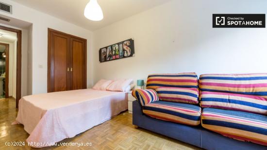 Habitación amueblada con ventana con vista a la calle en un apartamento de 6 dormitorios, Algirós 