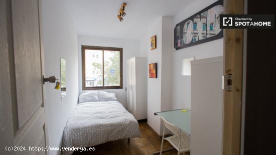 Amplia habitación en un apartamento de 6 dormitorios, Algirós - VALENCIA