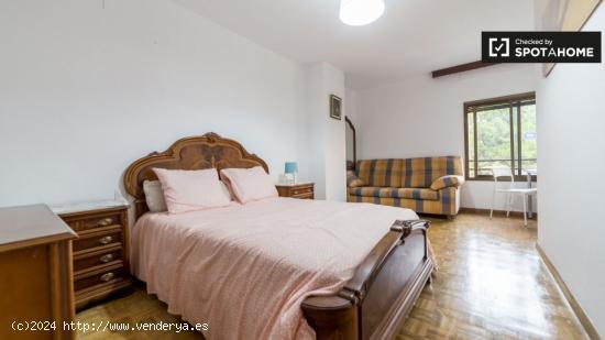 Habitación exterior con escritorio en un apartamento de 6 dormitorios, Algirós - VALENCIA