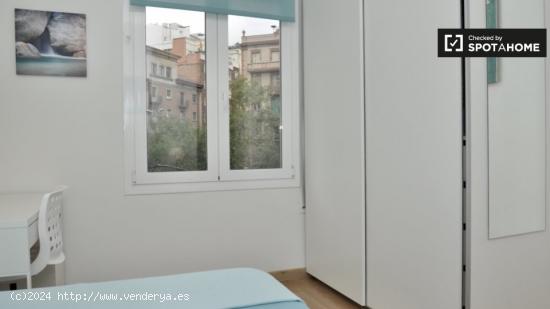 Amplia habitación con llave independiente en el apartamento de 4 dormitorios, Gracia - BARCELONA