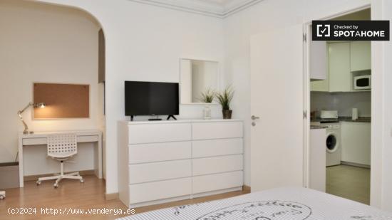 Habitación luminosa con amplio espacio de almacenamiento en un apartamento de 4 dormitorios, Gracia