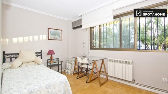 Amplia habitación con armario empotrado en un apartamento de 4 dormitorios, Aravaca - MADRID