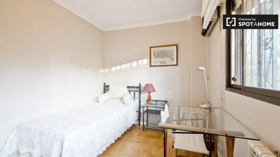 Amplia habitación con armario empotrado en un apartamento de 4 dormitorios, Aravaca - MADRID