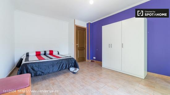 Habitación amueblada con escritorio en un apartamento de 4 dormitorios, L'Olivereta - VALENCIA