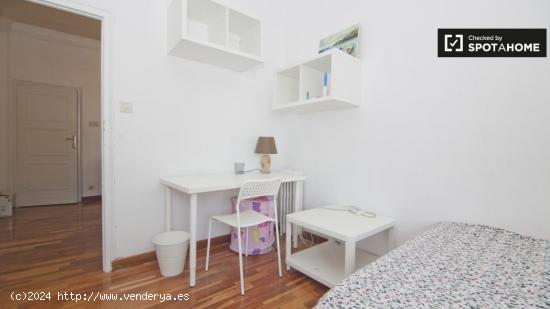 Habitación amueblada con cómoda en apartamento de 4 dormitorios, Retiro - MADRID