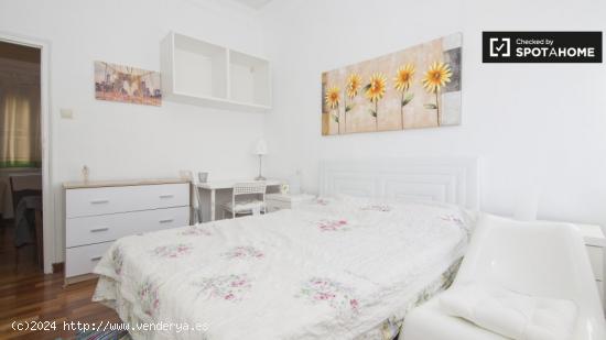 Gran habitación con estanterías en un apartamento de 4 dormitorios, Retiro - MADRID