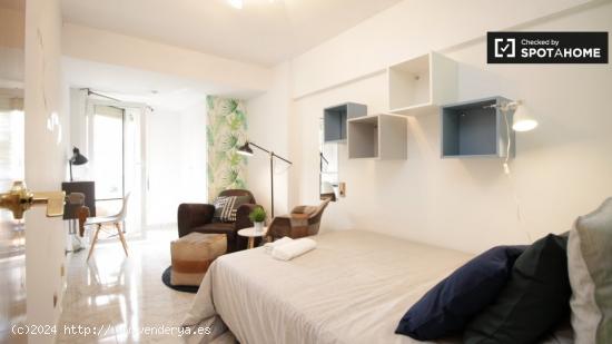 Habitación en piso compartido en Atenas - BARCELONA