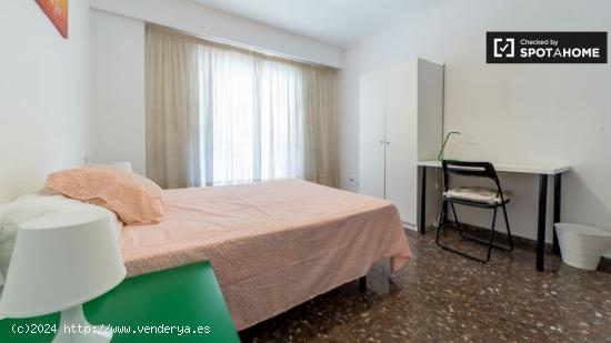 Habitación privada con cómoda en apartamento de 5 dormitorios, El Pla del Real - VALENCIA