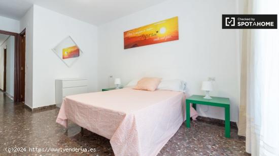 Habitación privada con cómoda en apartamento de 5 dormitorios, El Pla del Real - VALENCIA