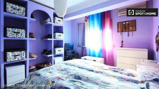 Habitación enorme con cómoda en apartamento de 3 dormitorios en Ventas - MADRID