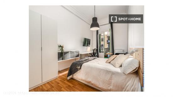 Impresionante habitación con balcón en el apartamento de 7 dormitorios, El Born - BARCELONA