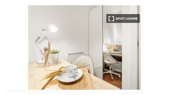 Habitación fresca con calefacción en un apartamento de 9 dormitorios, El Born - BARCELONA