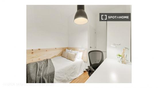 Cómoda habitación con llave independiente en apartamento de 9 dormitorios, El Born - BARCELONA