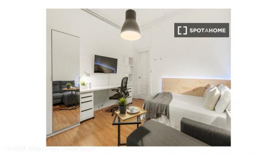 Encantadora habitación con escritorio en un apartamento de 9 habitaciones, El Born - BARCELONA