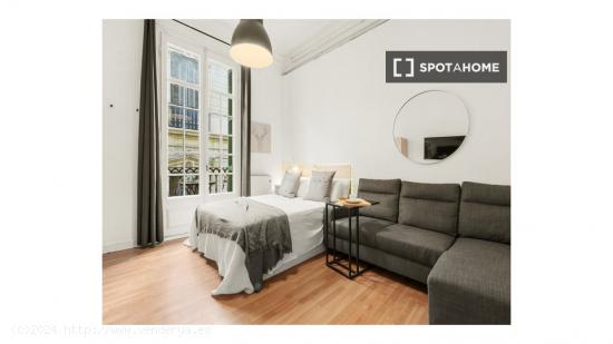 Preciosa habitación con balcón en apartamento de 9 dormitorios en El Born, Barcelona - BARCELONA