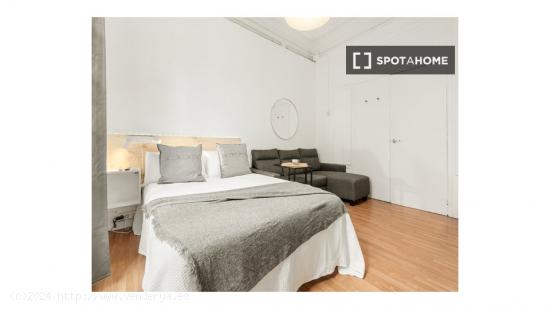 Preciosa habitación con balcón en apartamento de 9 dormitorios en El Born, Barcelona - BARCELONA