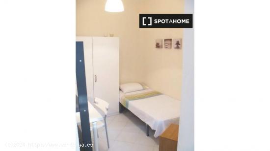 Habitación enorme con cómoda en un apartamento de 4 dormitorios, Delicias - MADRID