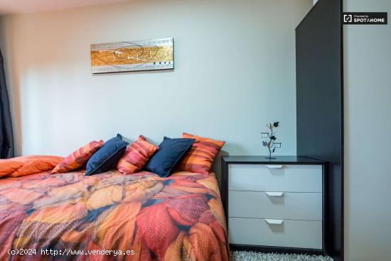  Habitación amueblada con cómoda en un apartamento de 5 dormitorios, Poblats Marítims - VALENCIA 