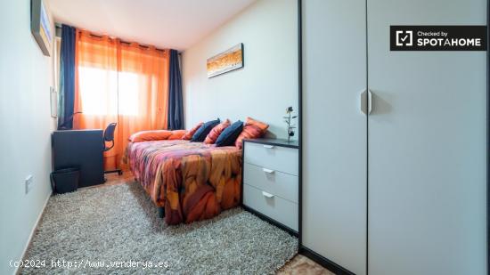 Habitación amueblada con cómoda en un apartamento de 5 dormitorios, Poblats Marítims - VALENCIA