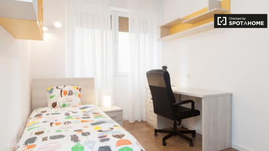 Habitación ordenada en alquiler en apartamento de 3 dormitorios en Retiro - MADRID