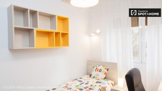 Habitación ordenada en alquiler en apartamento de 3 dormitorios en Retiro - MADRID