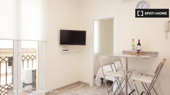 Elegante apartamento de 2 dormitorios con balcón en alquiler cerca de la playa en La Barceloneta, c