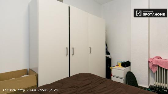 Habitación con balcón en un apartamento de 5 dormitorios en Centro - GRANADA