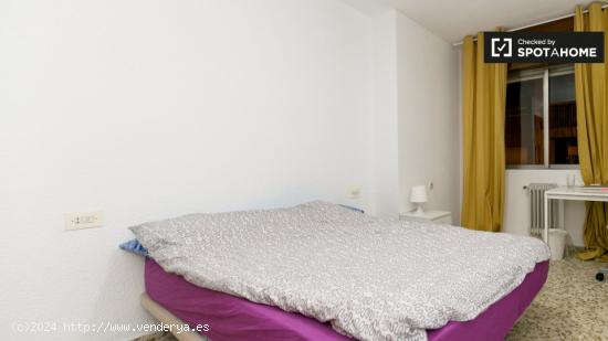 Acogedora habitación en un apartamento de 5 dormitorios en Centro - GRANADA